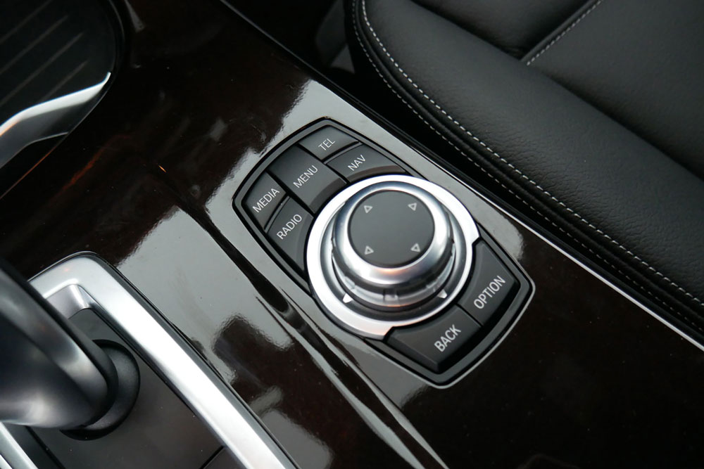 valokuva mycarlab sovellus mobiili auton detalji